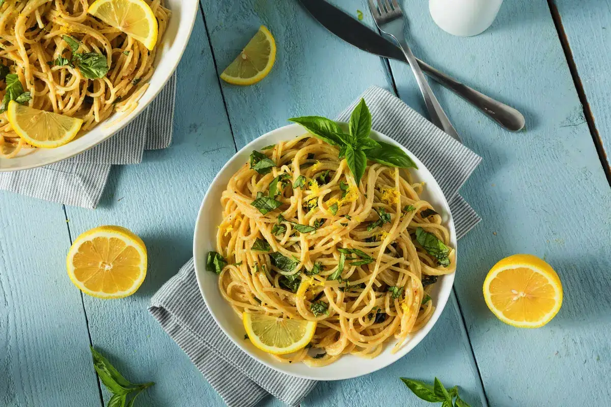Špageti v limonini omaki: čudovita večerja v samo 10 minutah