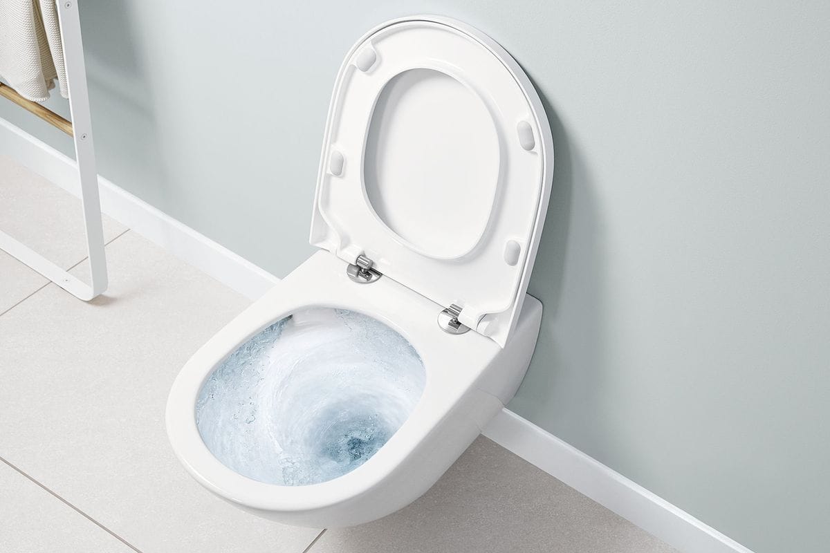 Malo kdo ve: Ali je bolje splakovati stranišče z odprtim ali zaprtim pokrovom?