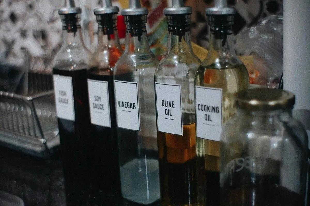 Kako ohraniti čiste povratne steklenice za vodo: katera "čarobna" sestavina preprečuje bakterije in neprijetne vonjave?