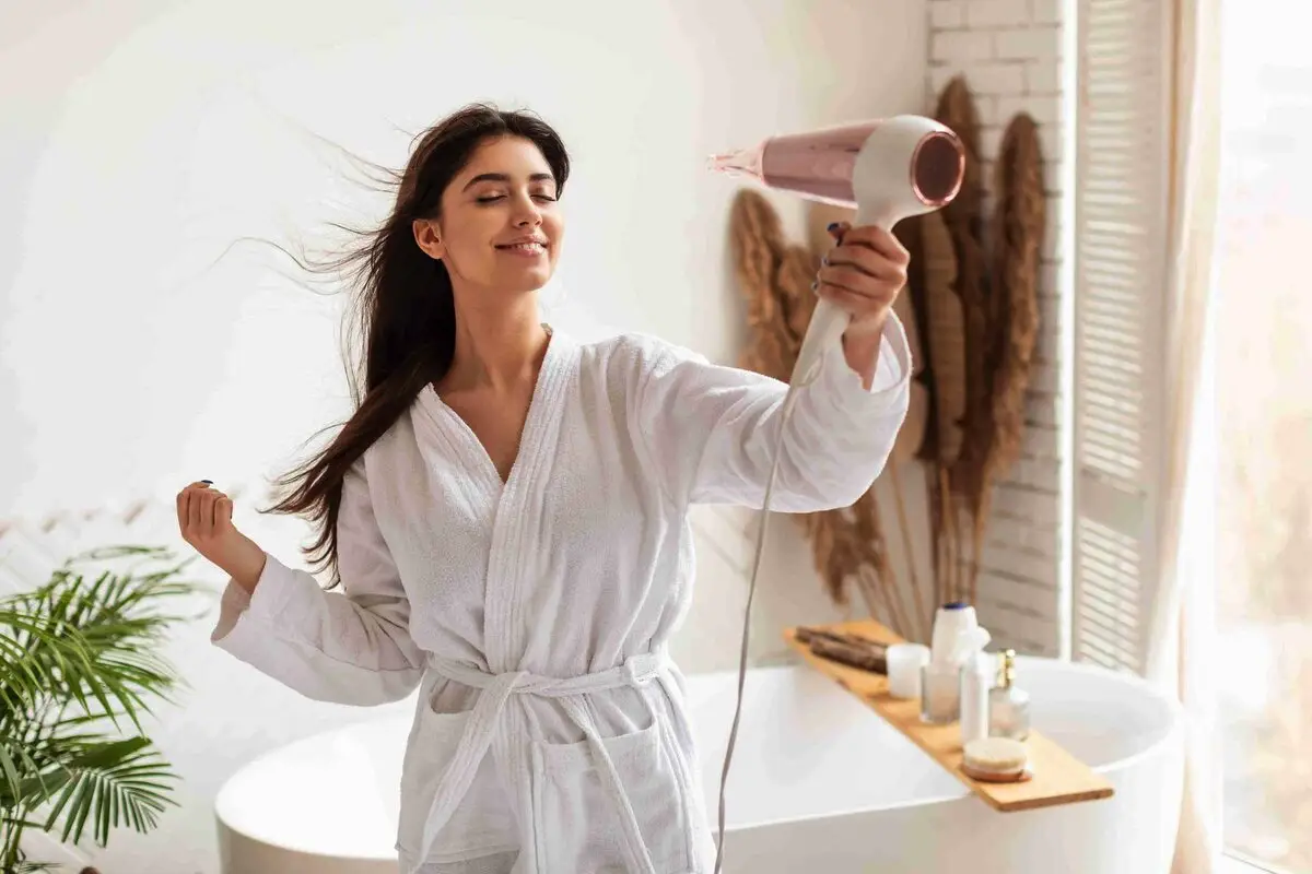 Zakaj ne smete sušiti las v kopalnici: napaka, ki pokvari pričesko 9 od 10 žensk