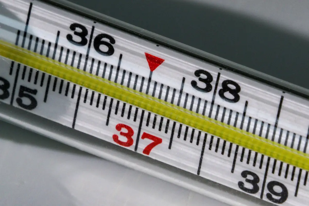Temperatura 37 °C: kaj je subfebrilna temperatura in ali jo je treba znižati