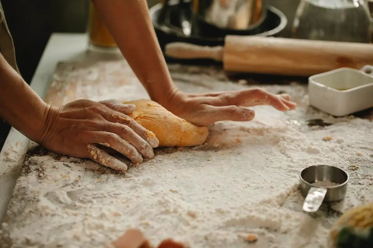 Kaj storiti, če se testo prijemlje na roke in mizo: 2 trika, ki rešita težavo