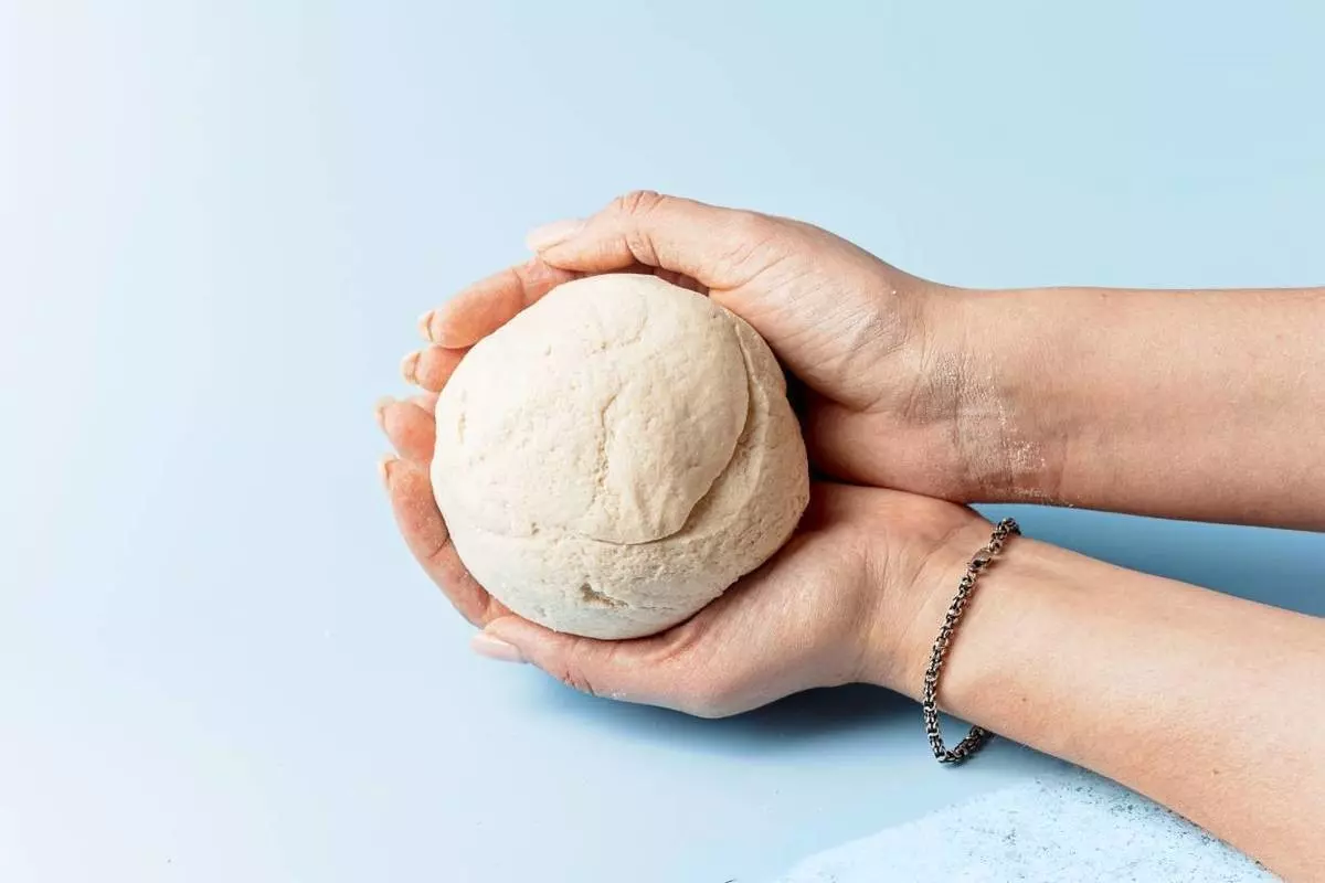 Kaj storiti, če se testo prijemlje na roke in mizo: 2 trika, ki rešita težavo