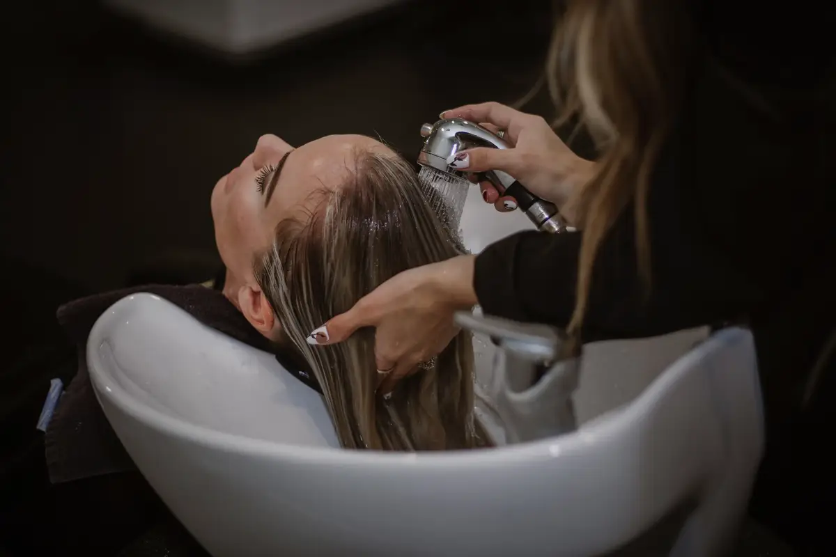 Zakaj voda škodi lasem? Resnica o trdi vodi in kako se z njo spopasti
