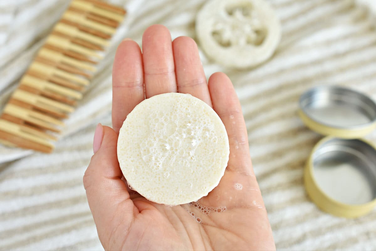 Prednosti trdnih šamponov, balzamov in mil: zakaj izbrati trdno kozmetiko?