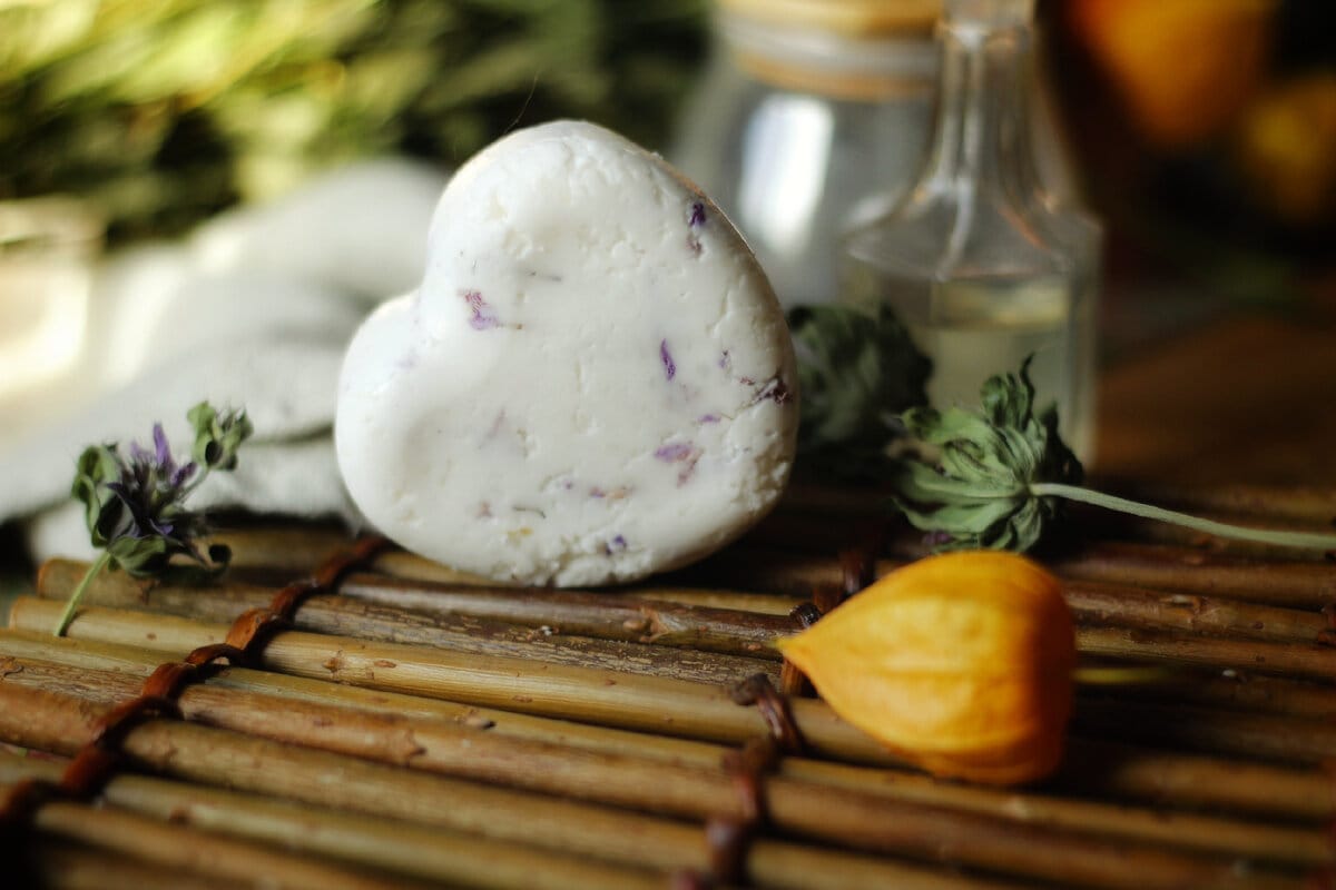 Prednosti trdnih šamponov, balzamov in mil: zakaj izbrati trdno kozmetiko?