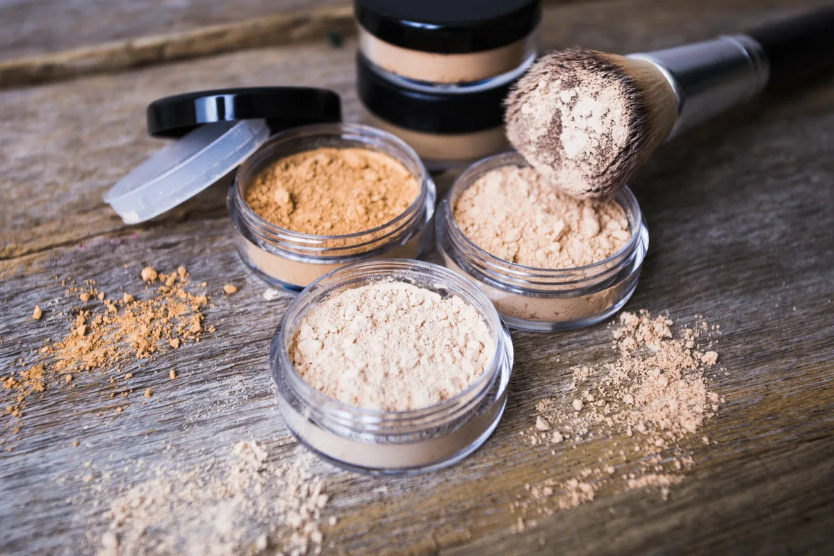 Trik s škarjami za popoln make-up: contouring dvignite na višjo raven s tem korak za korakom