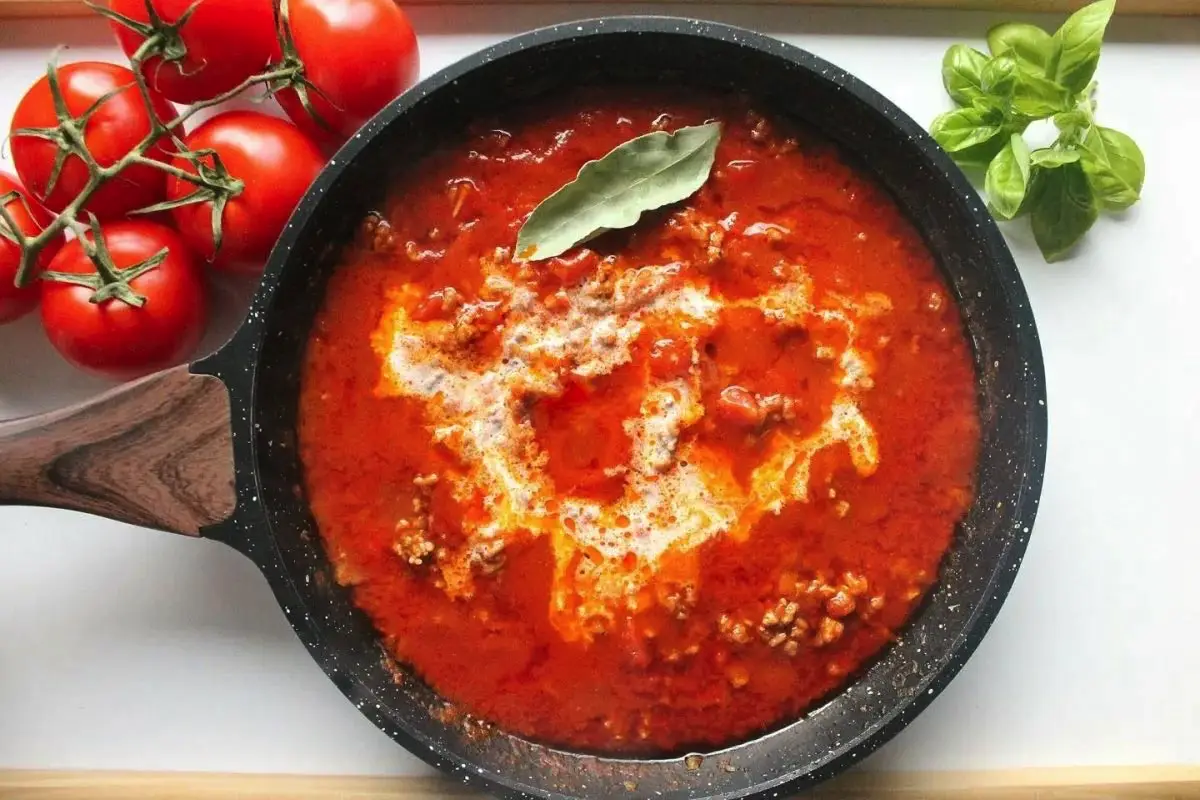 Ni sladkor: trik strokovnjakov za odpravo kislosti paradižnikove omake