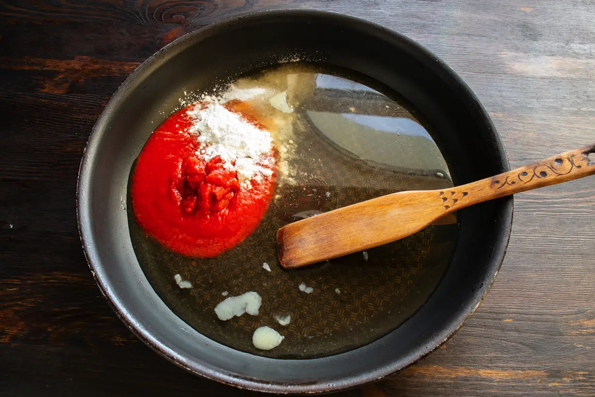 Ni sladkor: trik strokovnjakov za odpravo kislosti paradižnikove omake