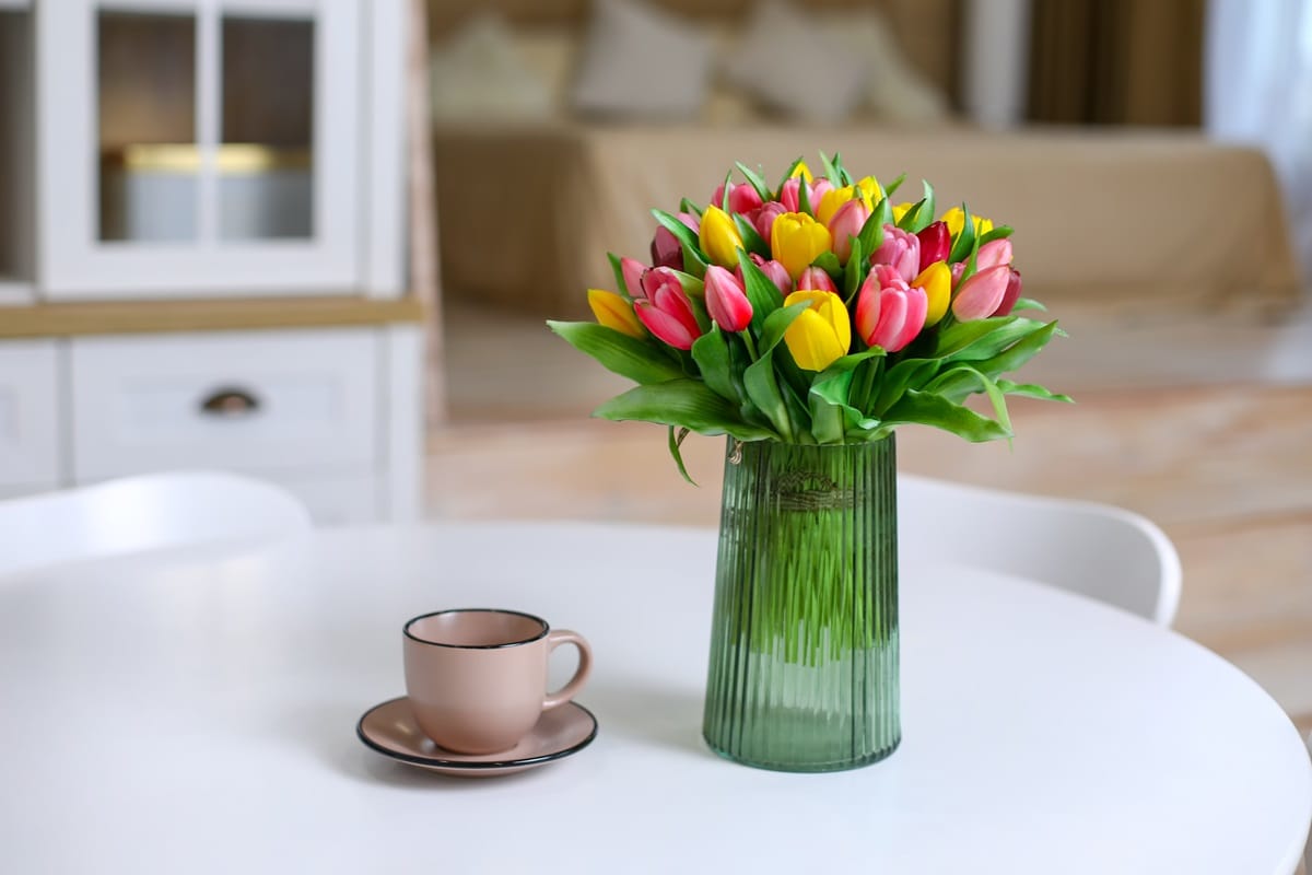 Kako podaljšati življenjsko dobo tulipanov v vazi: 8 trikov in nasvetov