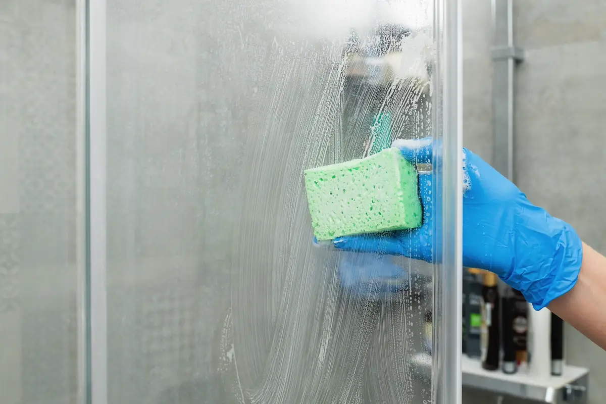 Kako očistiti tuš kabino, da ne ostanejo madeži: praktični nasveti za brezhibno čistočo
