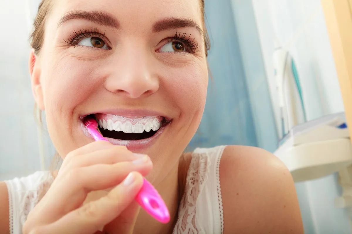 Zakaj si umivati zobe s sodo bikarbono: odkrijte njene neverjetne koristi