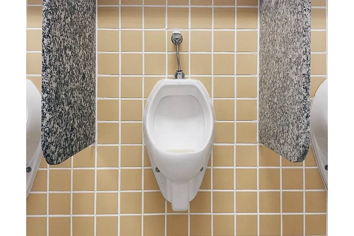 Vsak dan se v javnih straniščih razlije milijon litrov urina: Fizika in geometrija prinašata rešitev