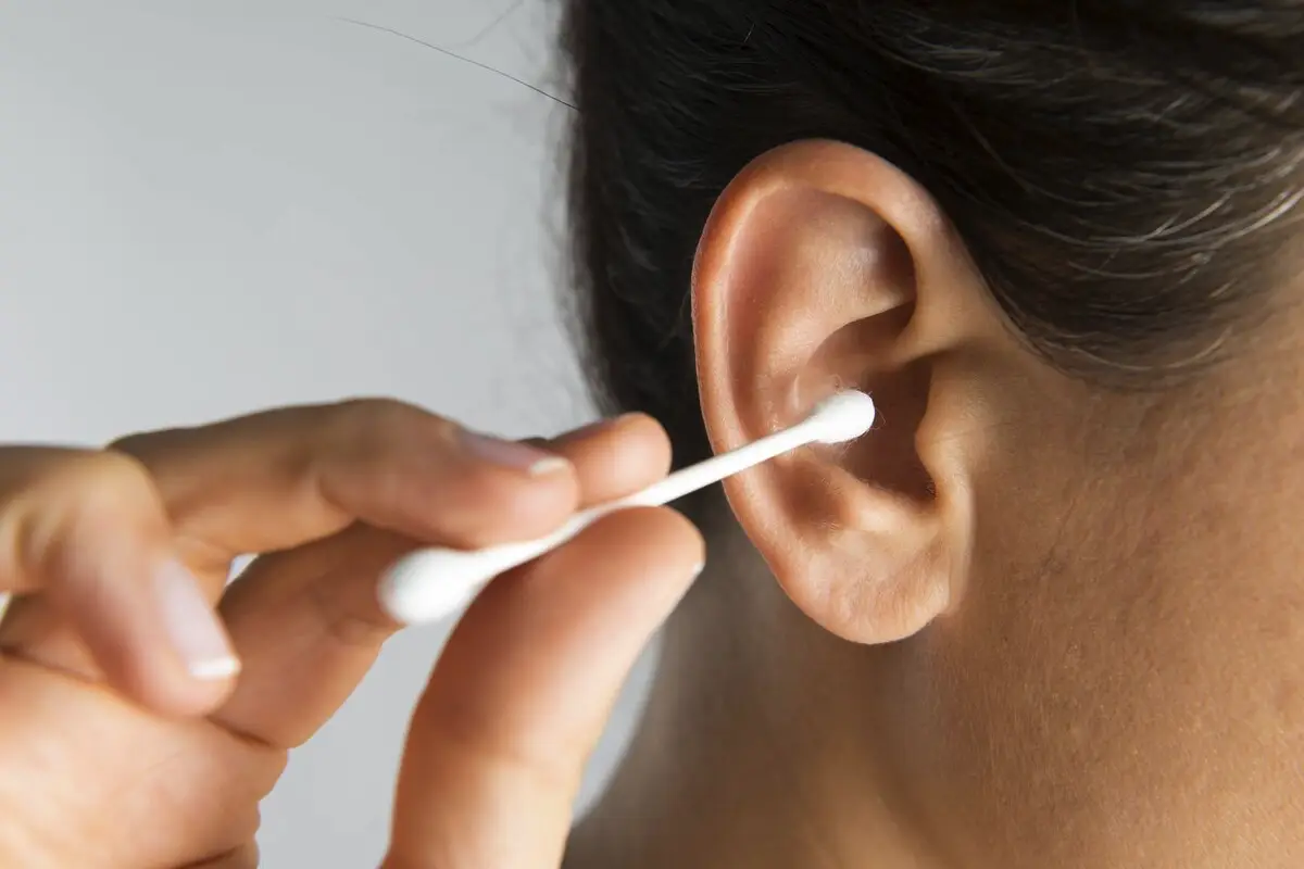 Zakaj se ušesa zamašijo in ali je to lahko nevarno?