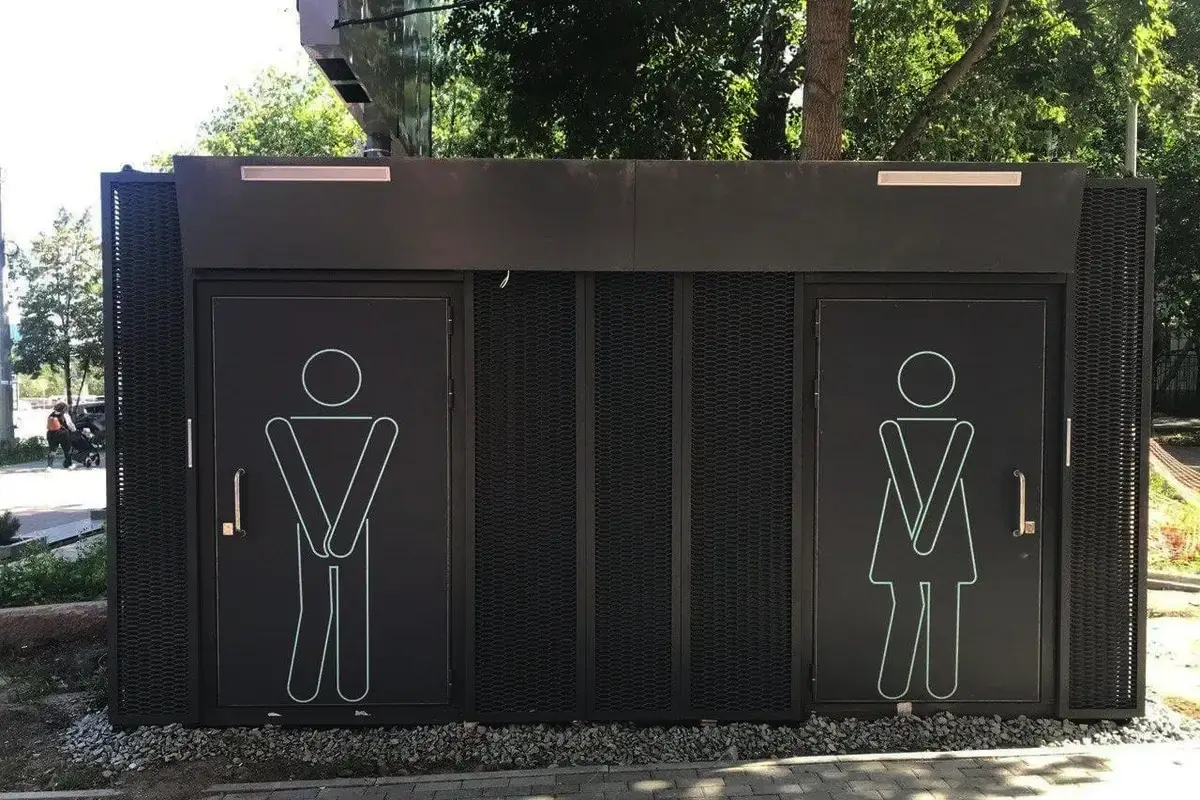 Vse točke na i: kaj lahko staknete v javnem stranišču