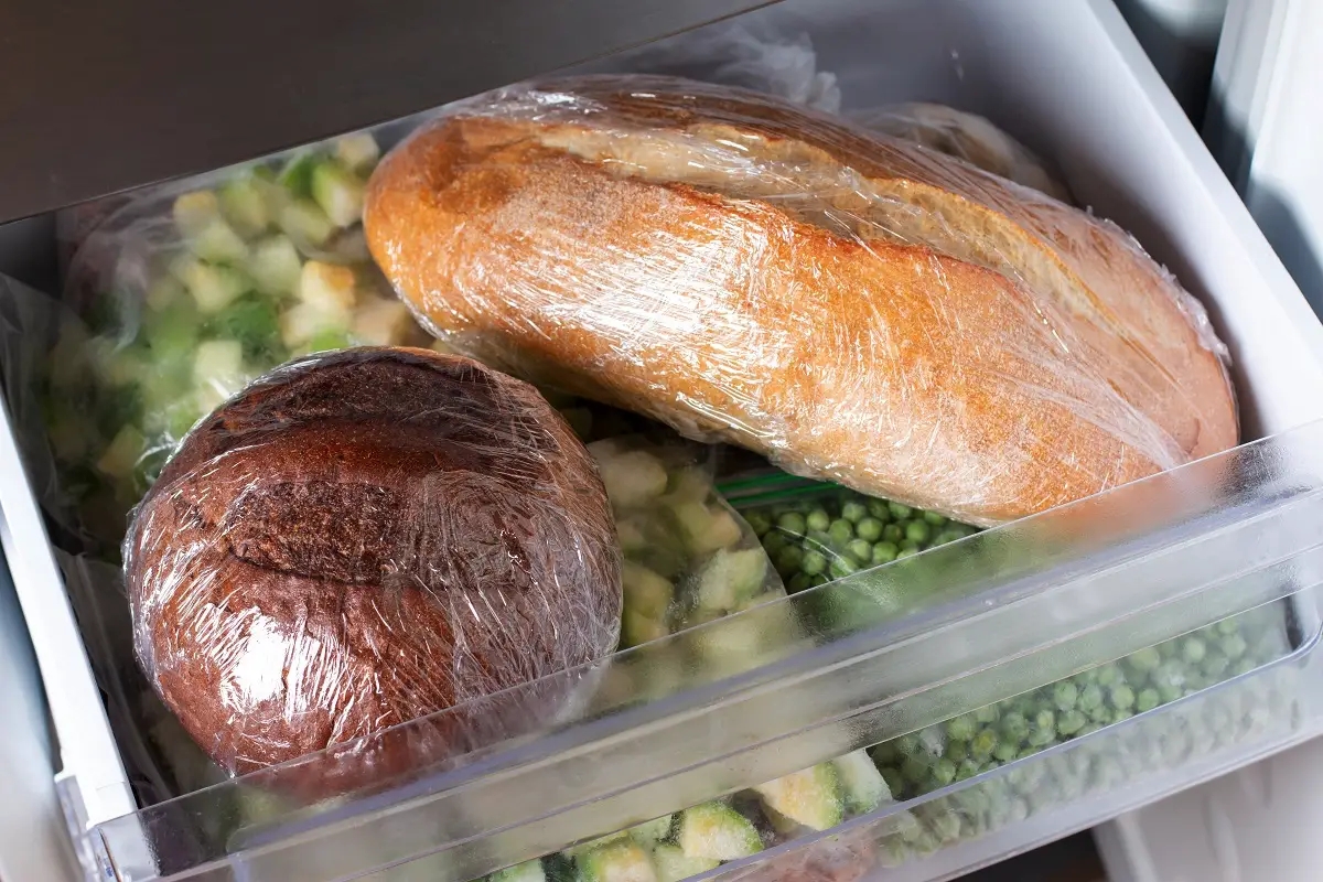 Zakaj shranjevati folijo za živila v zamrzovalniku: praktičen trik za lažje življenje