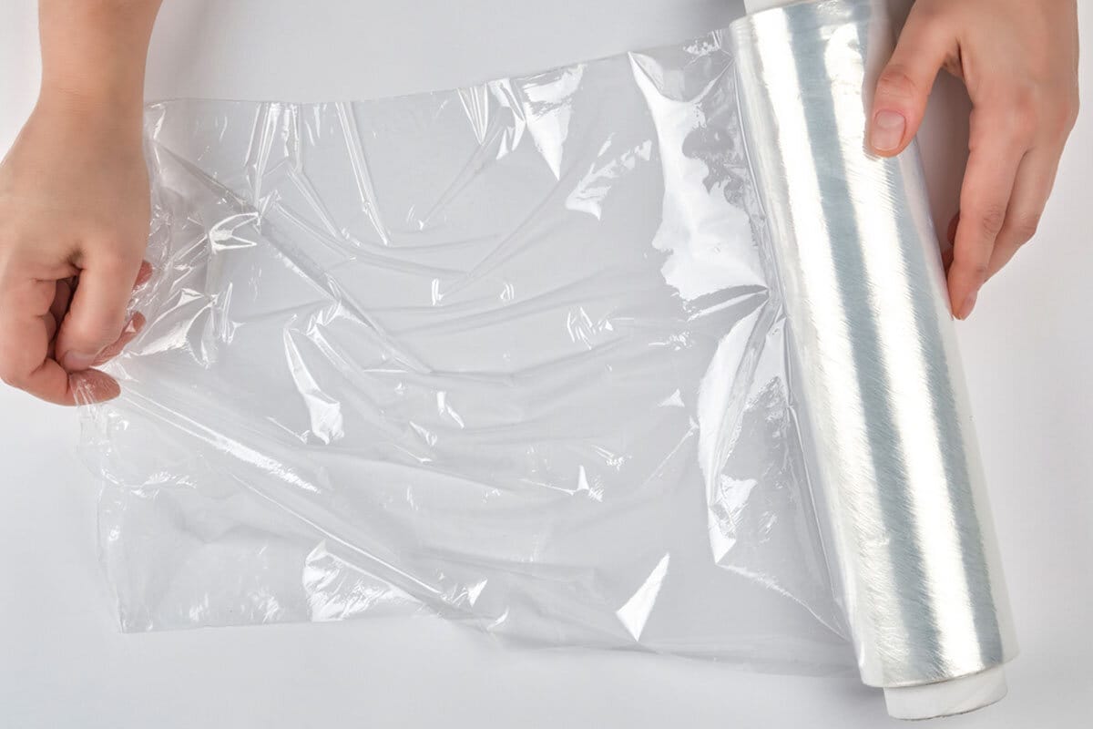 Zakaj shranjevati folijo za živila v zamrzovalniku: praktičen trik za lažje življenje