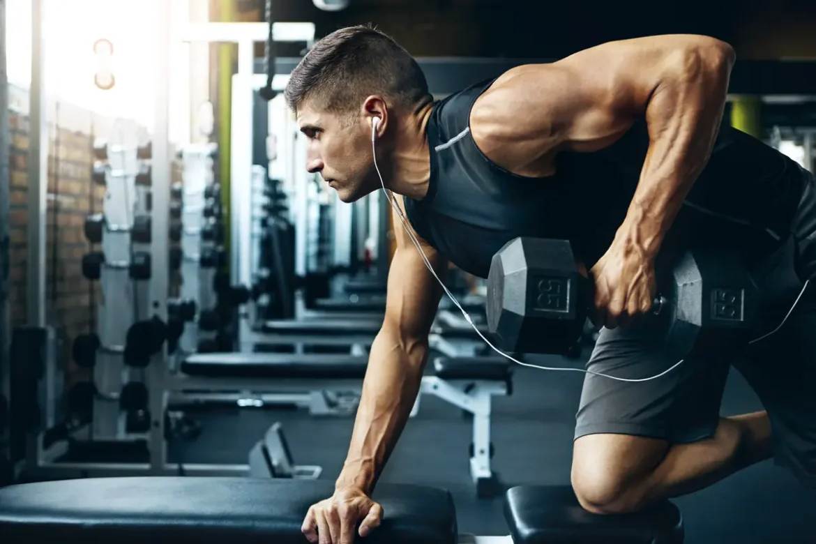 Vaje za biceps Vaje za biceps: z utežmi, v telovadnici in brez opreme