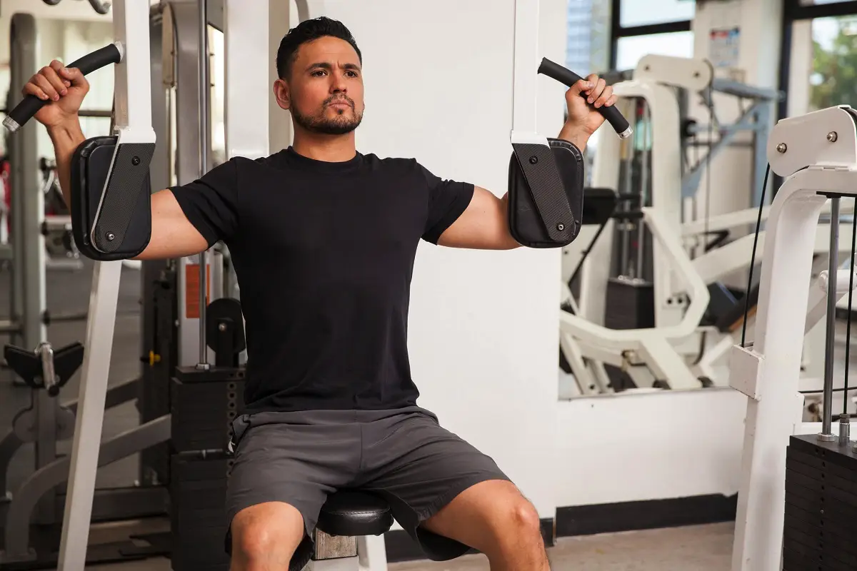 Vaje za prsne mišice: devet možnosti za dom in telovadnico