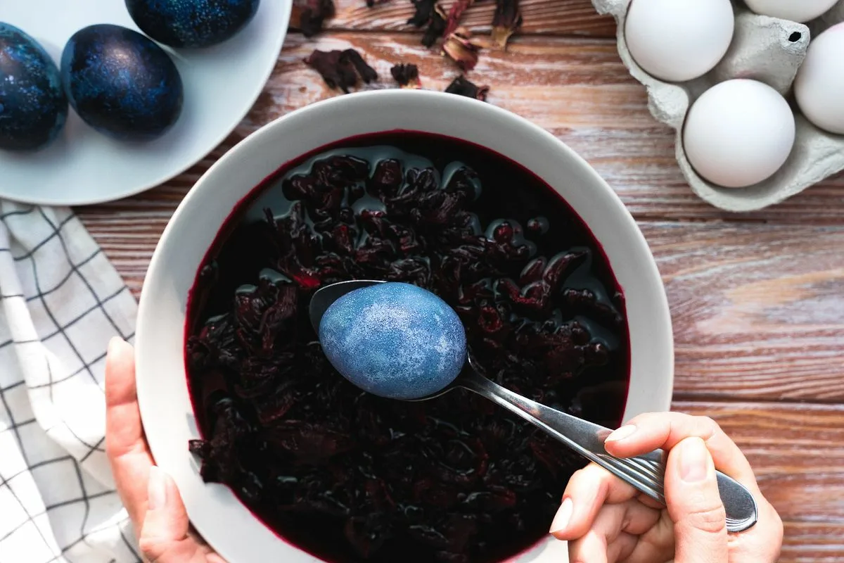 Velikonočna jajca brez čebulnih lupin: 5 poceni naravnih barvil, ki jih imate doma