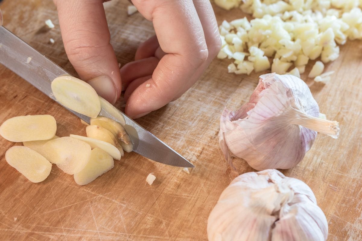 Kako odstraniti vonj česna z rok: učinkovit trik s preprosto sestavino