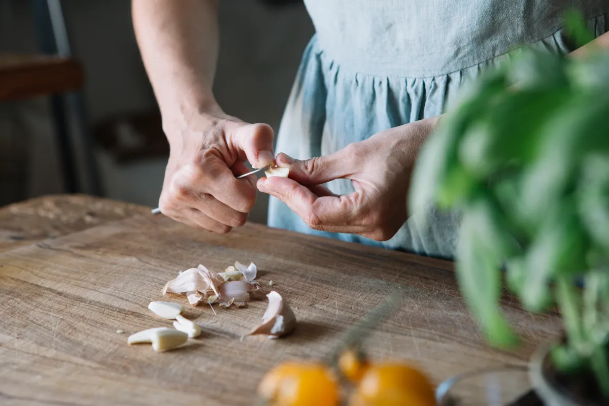 Kako odstraniti vonj česna z rok: učinkovit trik s preprosto sestavino