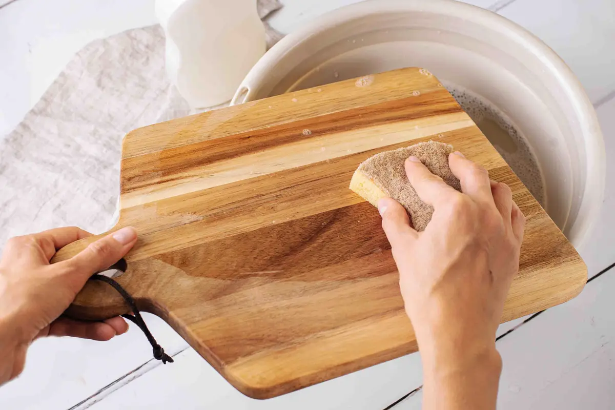 Preprost trik za odstranjevanje vonjav z rezalne deske: presenetljiva rešitev