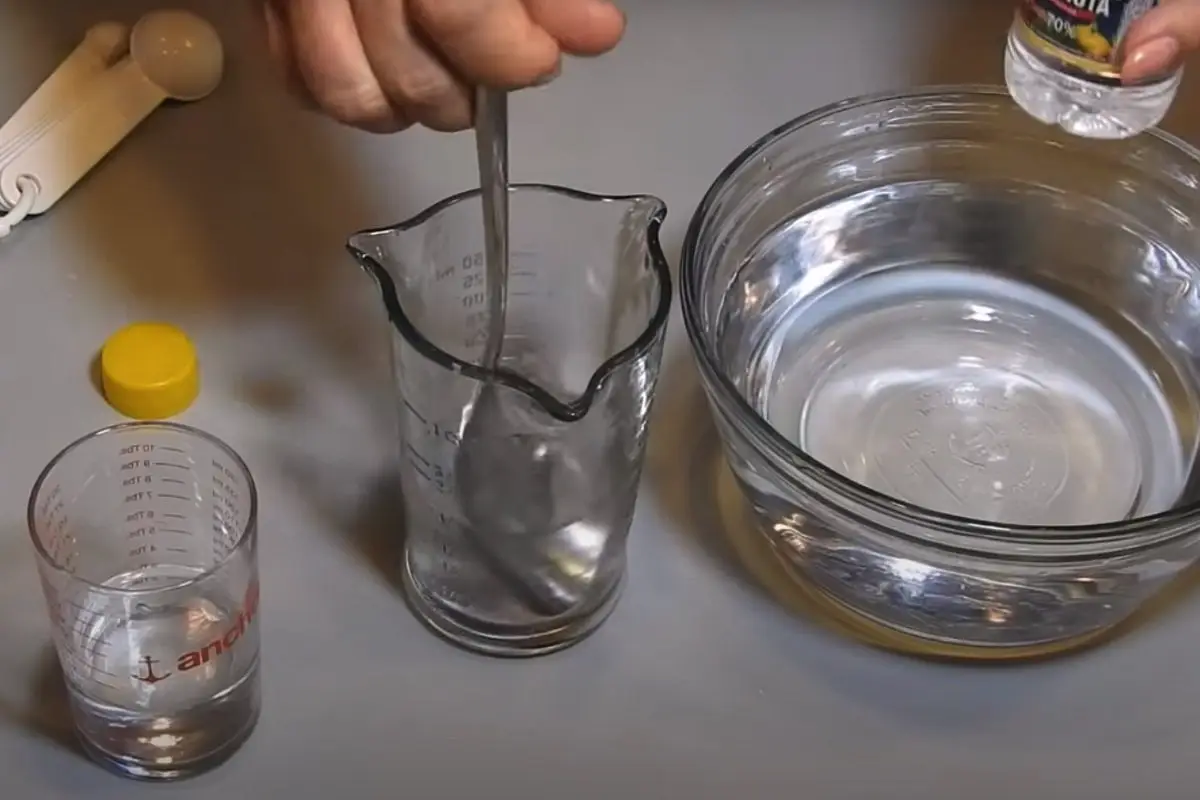 Brez sledu o vozličkih na oblačilih: Namakanje v tem raztopini prinaša odlične rezultate