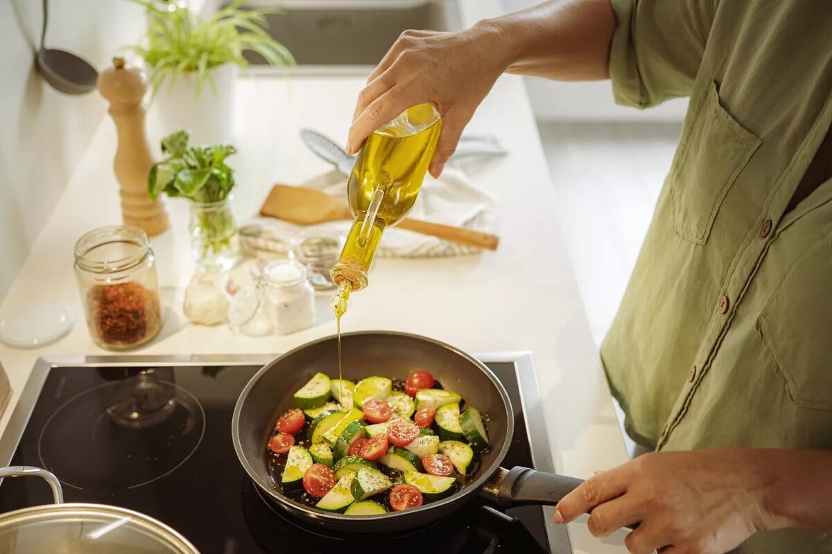 Je varno kuhati z olivnim oljem: dietetiki razblinjajo dvome
