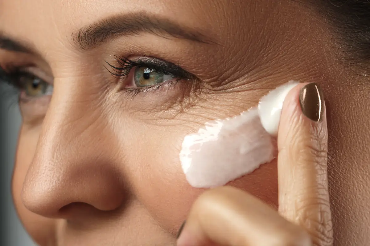 Kako skrbeti za kožo okoli oči in preprečiti gube: skrivnosti mladostnega videza