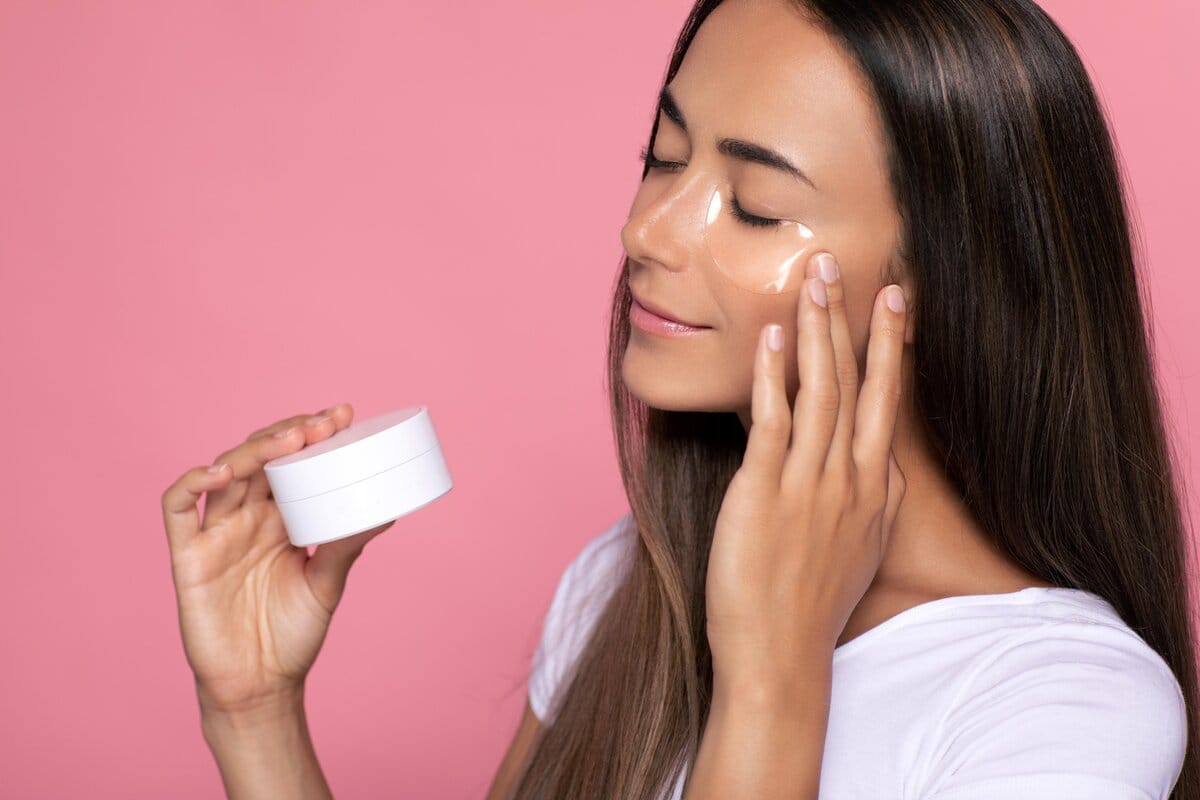 Kako skrbeti za kožo okoli oči in preprečiti gube: skrivnosti mladostnega videza