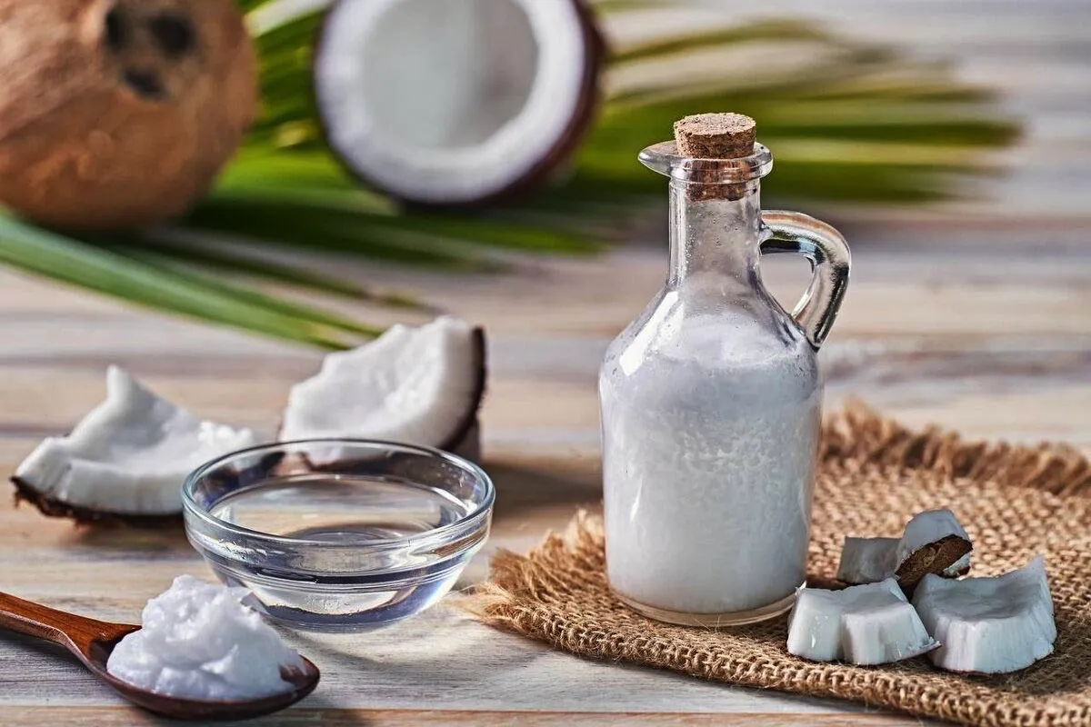 Kako s preprostim domačim sredstvom zakriti sive lase in pomladiti obraz: trik za ženske po 50. letu