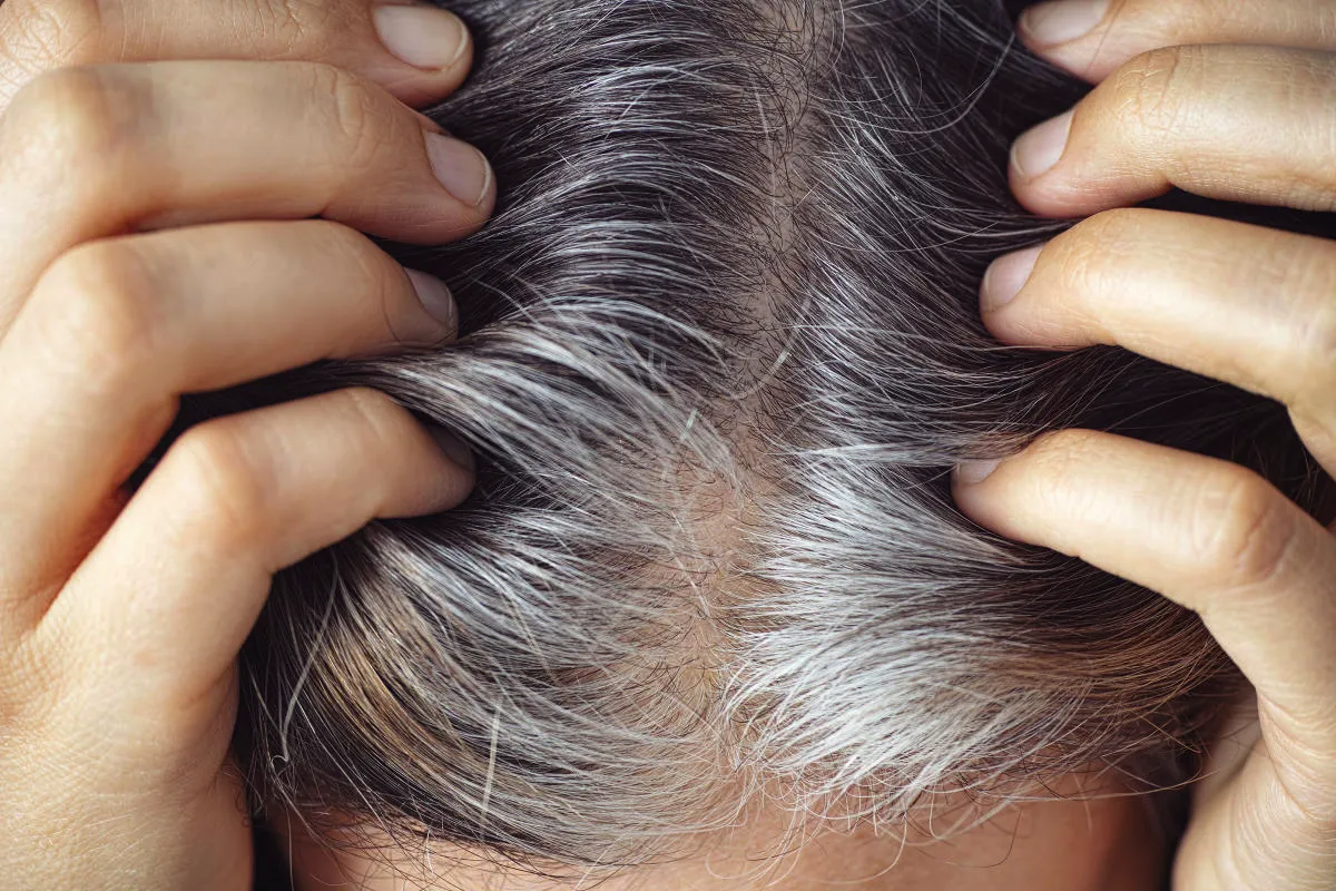Kako s preprostim domačim sredstvom zakriti sive lase in pomladiti obraz: trik za ženske po 50. letu