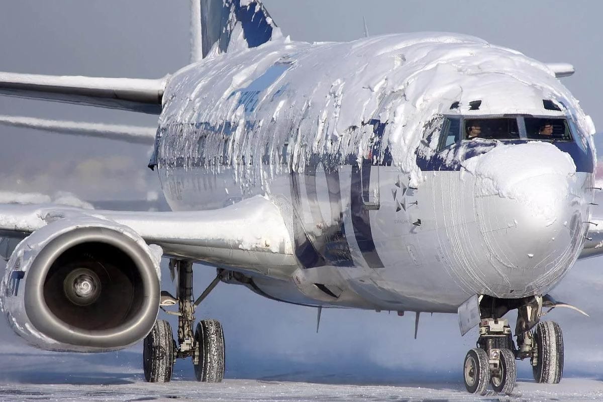Zaledenitev: Nevarna kopičenja ledu na letalih med letom