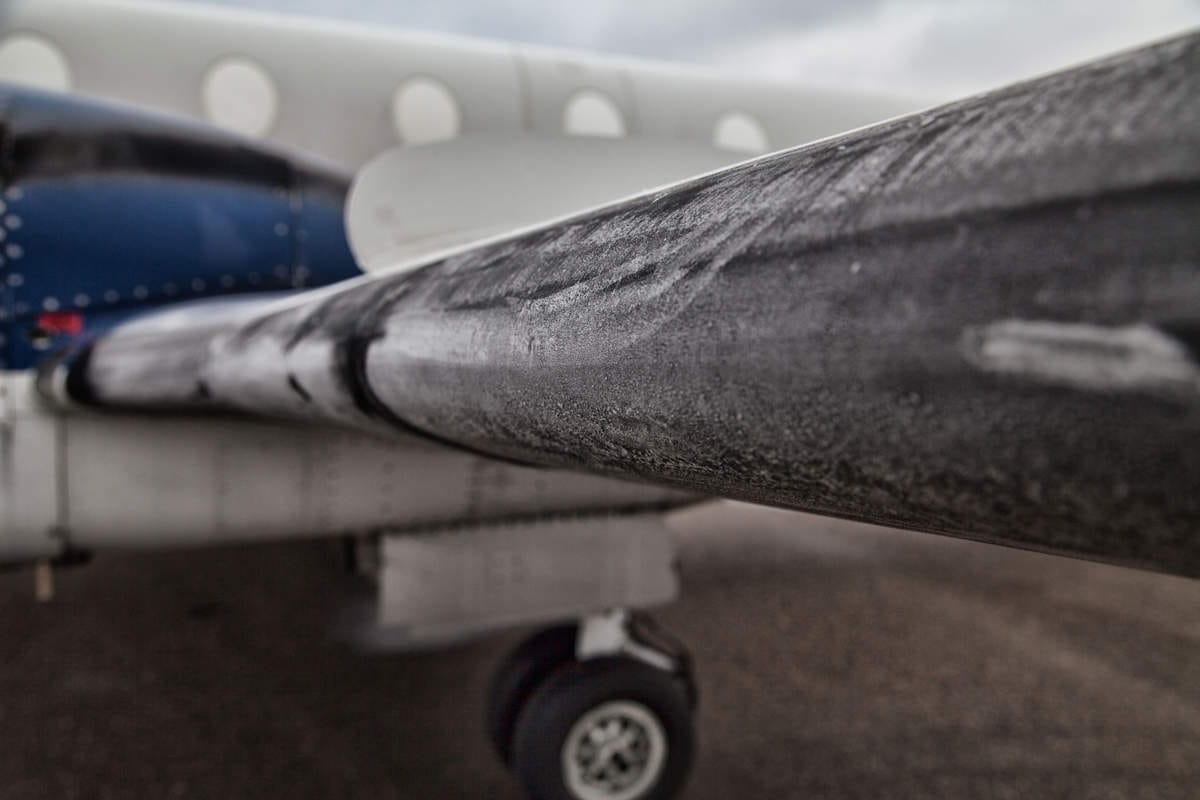 Zaledenitev: Nevarna kopičenja ledu na letalih med letom