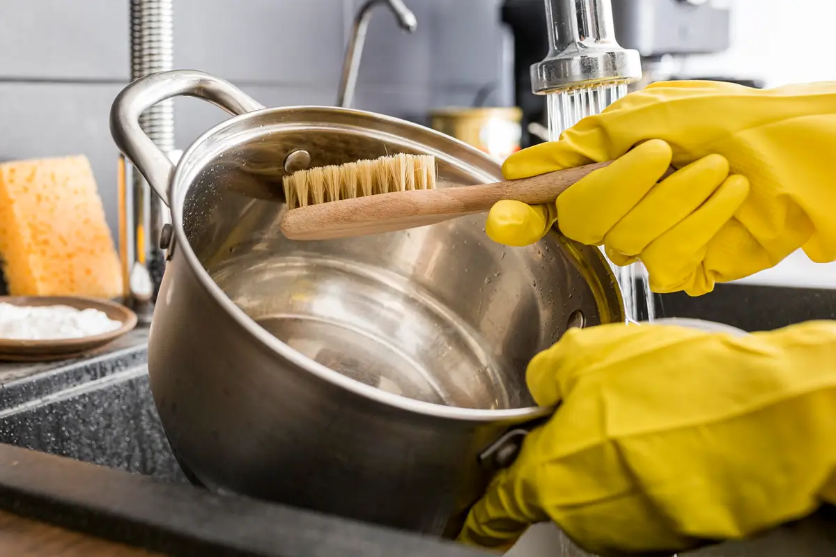 Kako očistiti zažgano emajlirano posodo brez drgnjenja: Nasveti za bleščečo čistočo