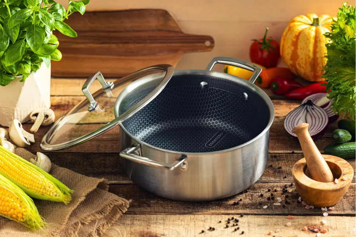 Čemu služi odprtina v steklenih pokrovkah: Trik za kuhanje z manj umazanije