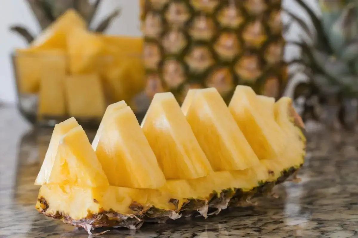 Kako pravilno očistiti in lepo narezati ananas