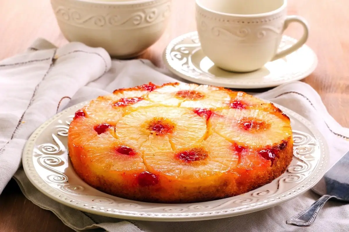 Desert, ki si zasluži vašo pozornost: Razkrit recept za lahek ananasov kolač