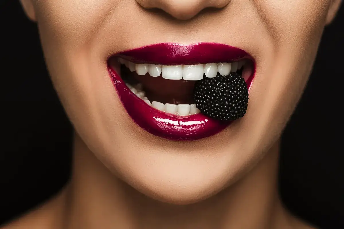 Ne le kava: Zobozdravnik razkriva živila, ki preprečujejo bleščeč bel nasmeh