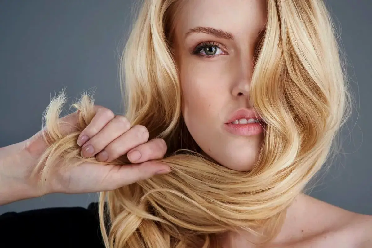 Blond odtenek je čudovit, a zahteva posebno nego: 5 pravil za sijoče lase