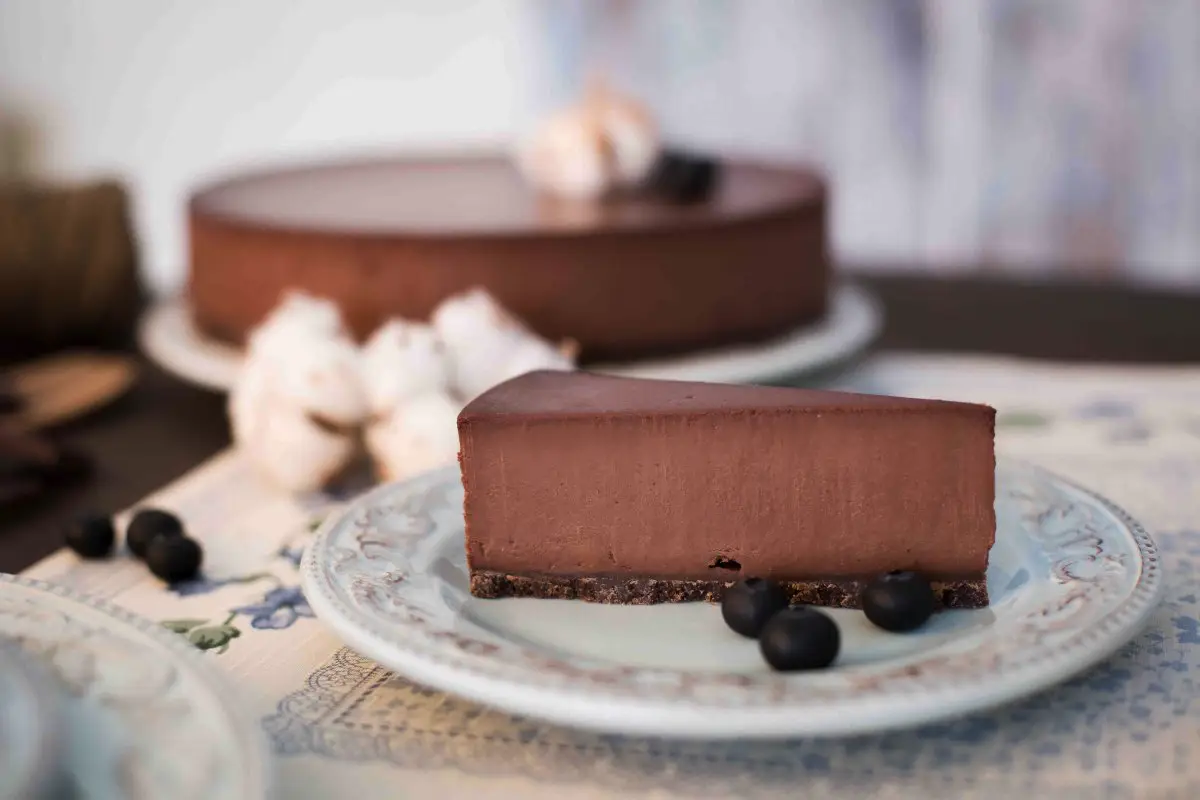 Brez moke in sladkorja: Naučite se pripraviti keto čokoladni cheesecake iz samo 3 sestavin