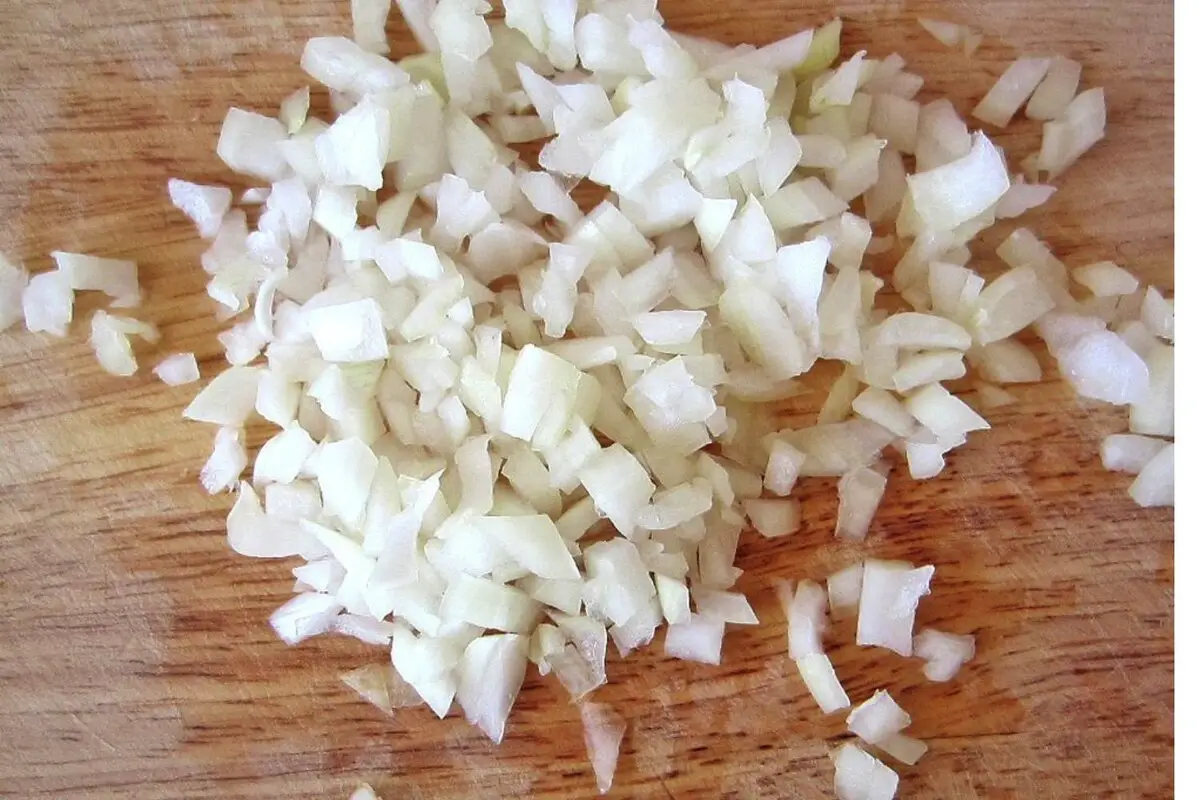 Kako hitro in enostavno narezati čebulo na majhne kocke
