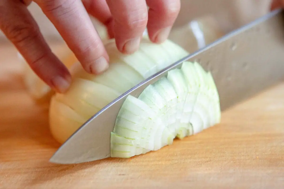 Kako hitro in enostavno narezati čebulo na majhne kocke