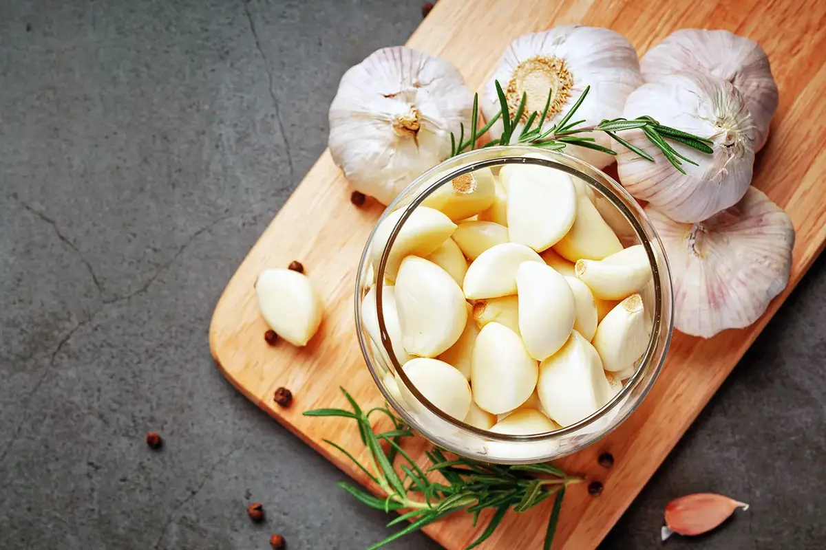 Kako hitro olupiti česen: nasveti vrhunskih kuharjev