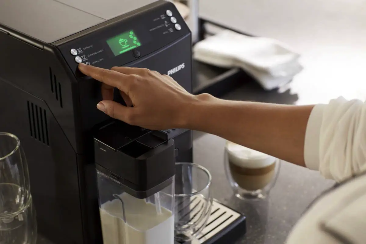 6 napak pri čiščenju kavnega avtomata, ki uničujejo napravo