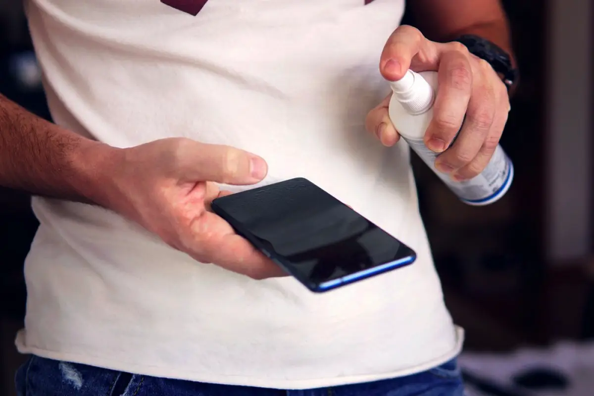 12 stvari, s katerimi nikakor ne smete čistiti pametnega telefona