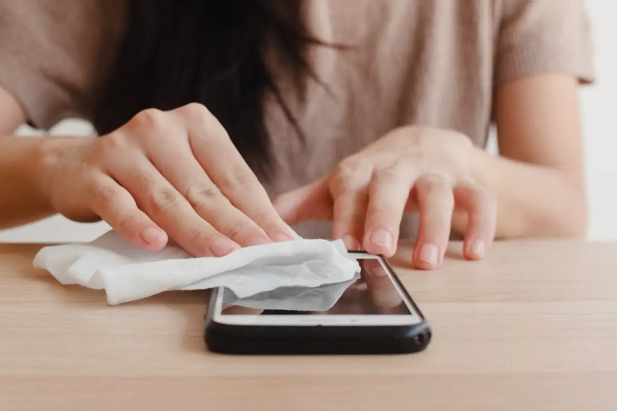 12 stvari, s katerimi nikakor ne smete čistiti pametnega telefona