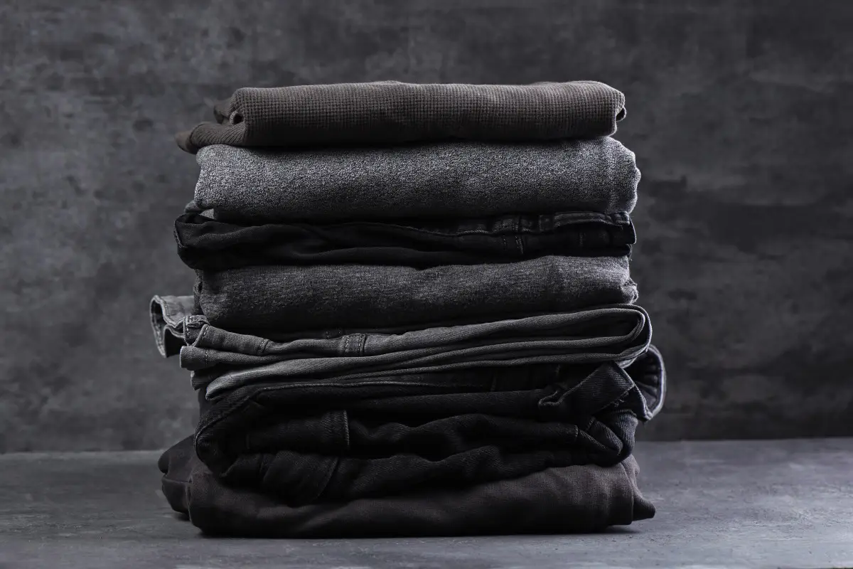 Črno ne zbledi: Kako ohraniti barvo temnih oblačil za dolgo časa