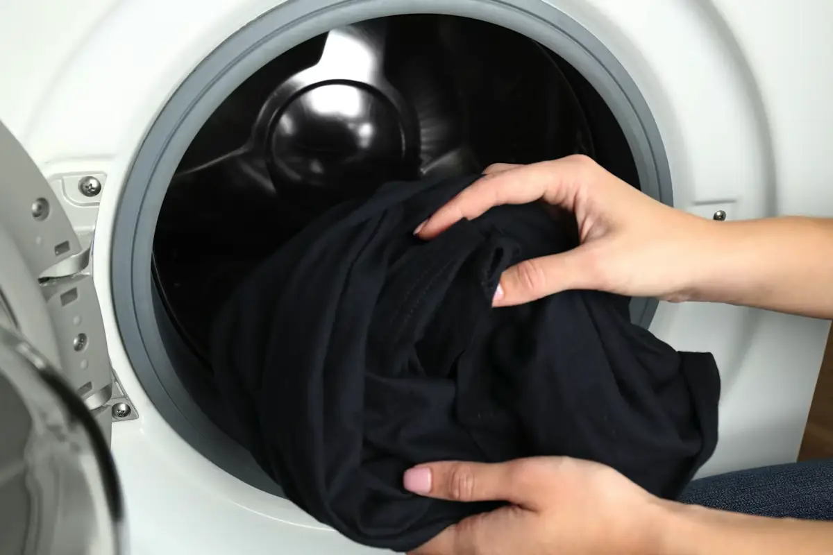 Črno ne zbledi: Kako ohraniti barvo temnih oblačil za dolgo časa